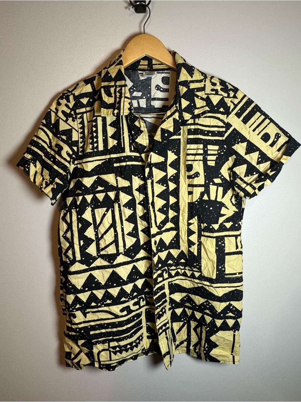 Spirit Netflix Stranger Things Eleven Battle Shirt Aztec Large